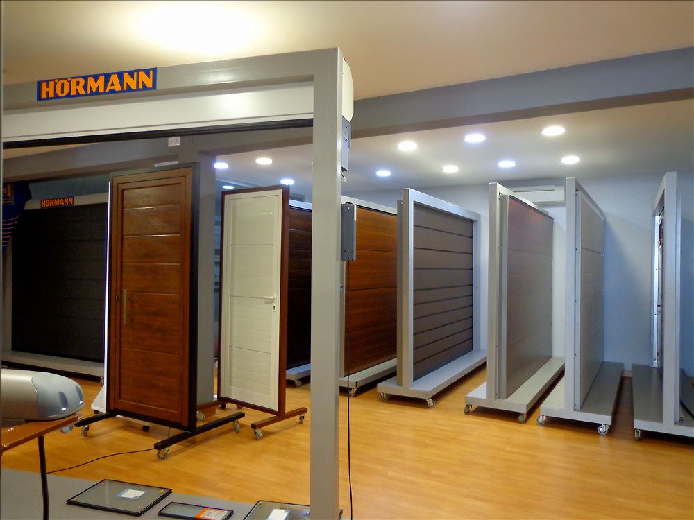 Exposición de puertas de Puertas Automáticas La Mancha