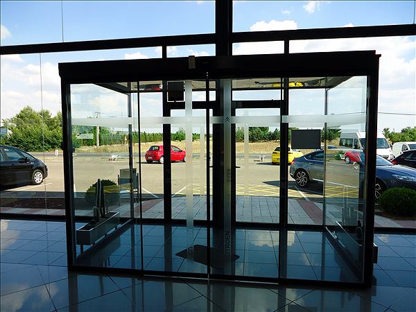 Cerramientos: trabajo de Puertas Autom&aacute;ticas La Mancha