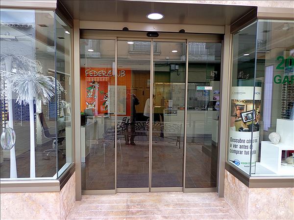Puerta autom&aacute;tica de cristal: trabajo de Puertas Autom&aacute;ticas La Mancha