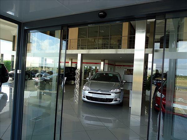 Puerta autom&aacute;tica de cristal: trabajo de Puertas Autom&aacute;ticas La Mancha