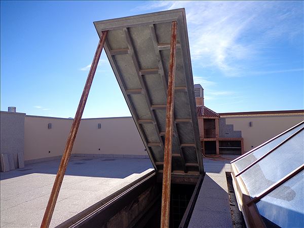 Compuertas abatibles: trabajo de Puertas Autom&aacute;ticas La Mancha