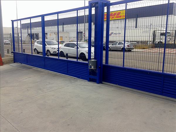 Puerta corredera: trabajo de Puertas Autom&aacute;ticas La Mancha