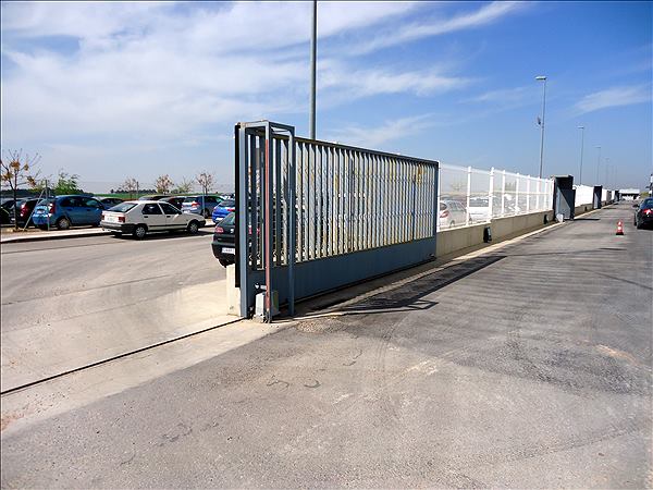 Puerta corredera: trabajo de Puertas Autom&aacute;ticas La Mancha