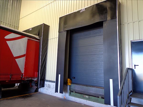 Muelle de carga: trabajo de Puertas Autom&aacute;ticas La Mancha