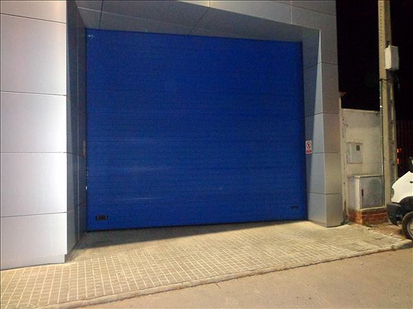 Puerta seccional: trabajo de Puertas Autom&aacute;ticas La Mancha