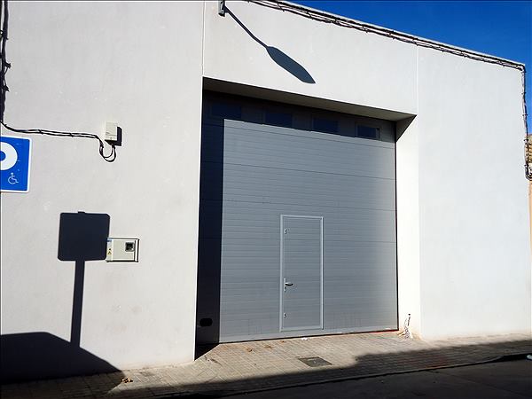 Puerta seccional: trabajo de Puertas Autom&aacute;ticas La Mancha