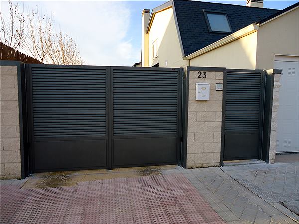 Puerta batiente: trabajo de Puertas Autom&aacute;ticas La Mancha