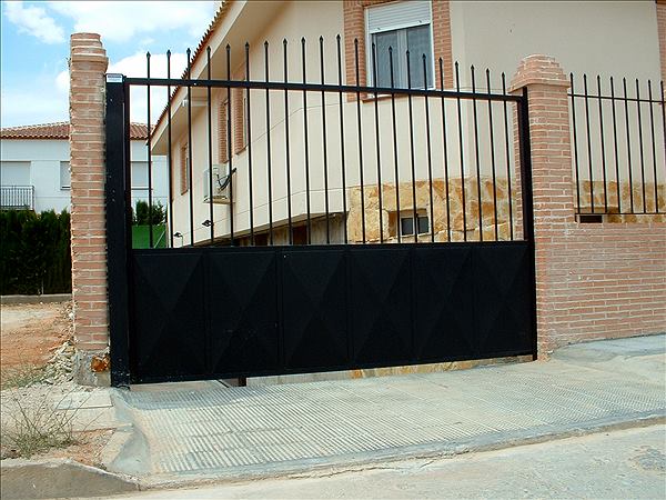 Puerta batiente: trabajo de Puertas Autom&aacute;ticas La Mancha