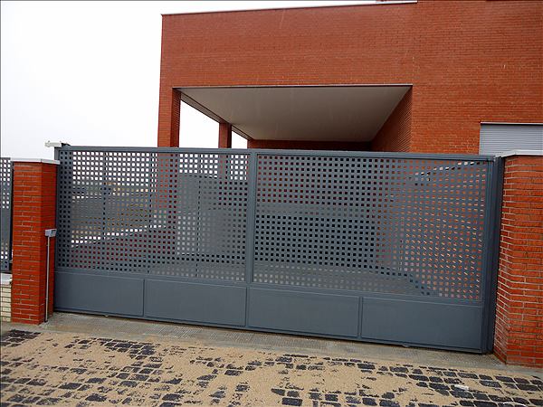 Puerta corredera: trabajo de Puertas Autom&aacute;ticas La Mancha