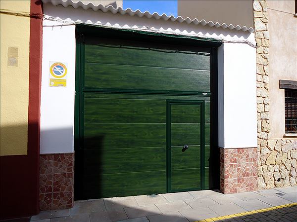 Puerta ple-leva: trabajo de Puertas Autom&aacute;ticas La Mancha