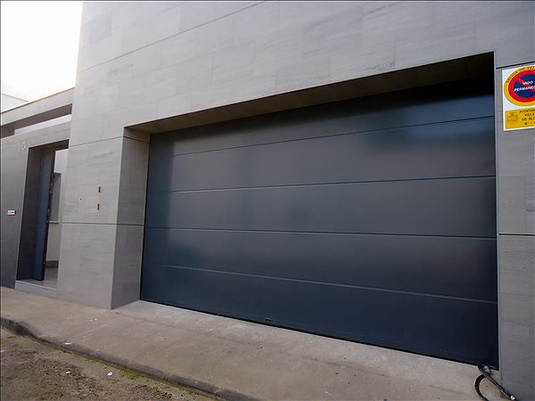 Puerta seccional: trabajo de Puertas Autom&aacute;ticas La Mancha