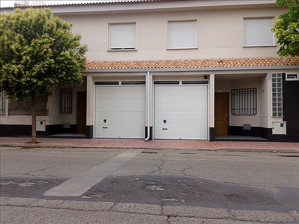Puerta seccional: trabajo de Puertas Autom&aacute;ticas La Mancha